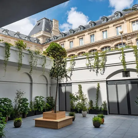 Crowne Plaza - Republique By Ihg 4*