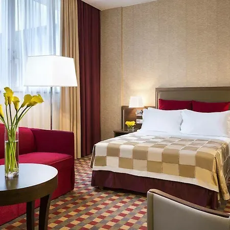 Crowne Plaza - Republique By Ihg 4*