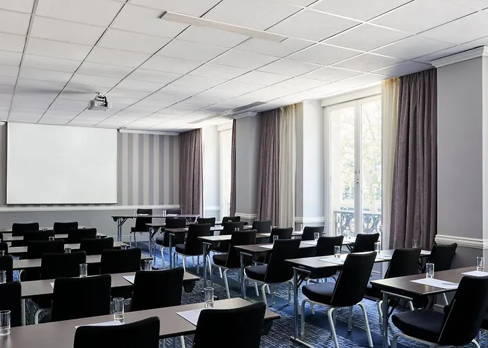 Crowne Plaza - Republique By Ihg 4*