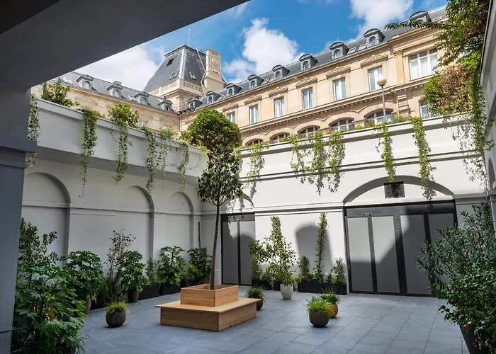 Crowne Plaza - Republique By Ihg 4*