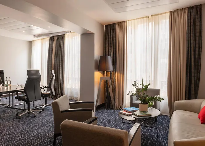 Crowne Plaza - Republique By Ihg 4*