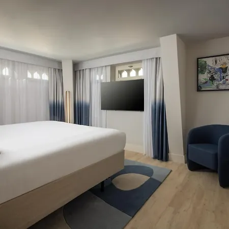 Crowne Plaza - Republique By Ihg 4*